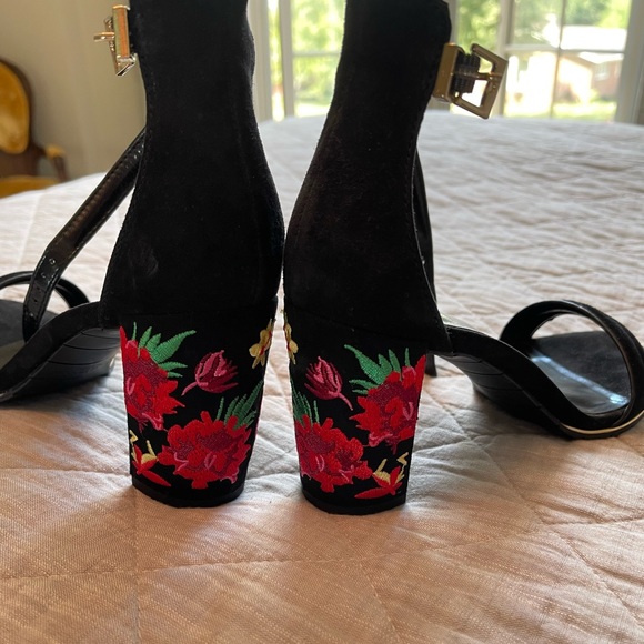 Used once in the wedding - Picture 2 of 3